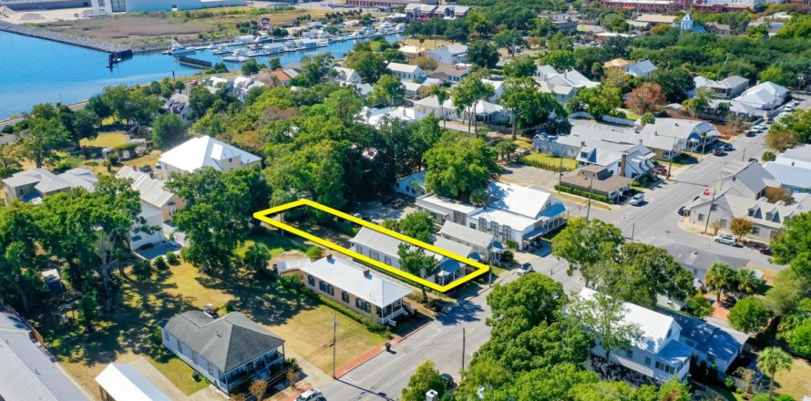 Commercial property in Pensacola, Florida № 561836