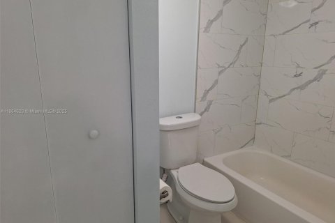 Copropriété à louer à Hialeah, Floride: 2 chambres, 102.75 m2 № 1893185 - photo 10