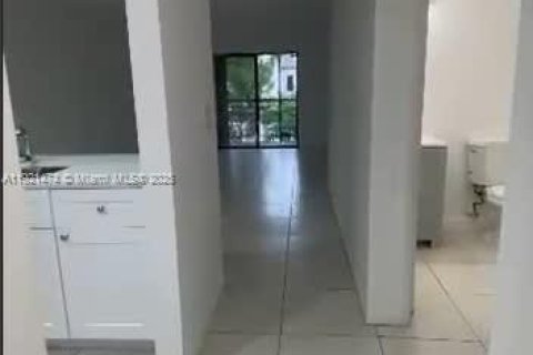 Condominio en alquiler en Miami, Florida, 2 dormitorios, 88.81 m2 № 1975619 - foto 3