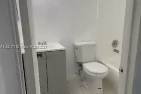 Condominio en alquiler en Miami, Florida, 2 dormitorios, 88.81 m2 № 1975619 - foto 12