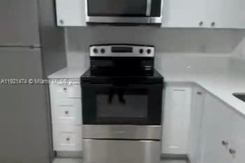 Condominio en alquiler en Miami, Florida, 2 dormitorios, 88.81 m2 № 1975619 - foto 5
