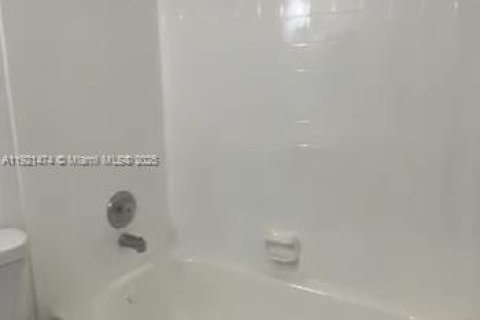 Condominio en alquiler en Miami, Florida, 2 dormitorios, 88.81 m2 № 1975619 - foto 13