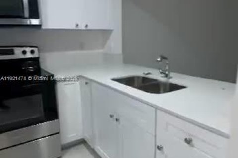 Condominio en alquiler en Miami, Florida, 2 dormitorios, 88.81 m2 № 1975619 - foto 4