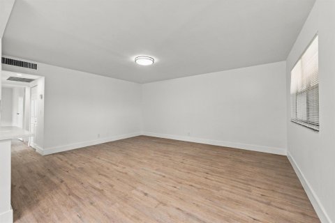 Condo in Delray Beach, Florida, 2 bedrooms № 2401235 - photo 11