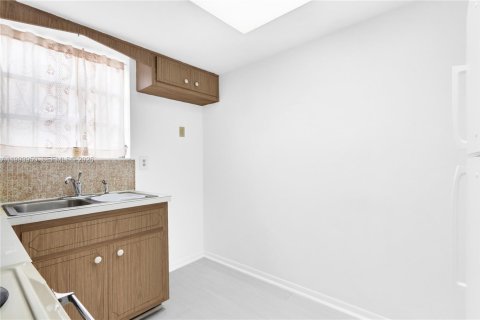 House in Miami, Florida 4 bedrooms, 137.68 sq.m. № 2055900 - photo 13