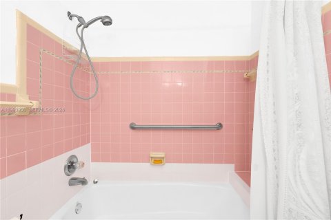 House in Miami, Florida 4 bedrooms, 137.68 sq.m. № 2055900 - photo 24