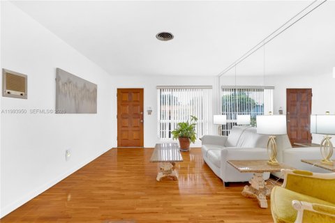 House in Miami, Florida 4 bedrooms, 137.68 sq.m. № 2055900 - photo 4