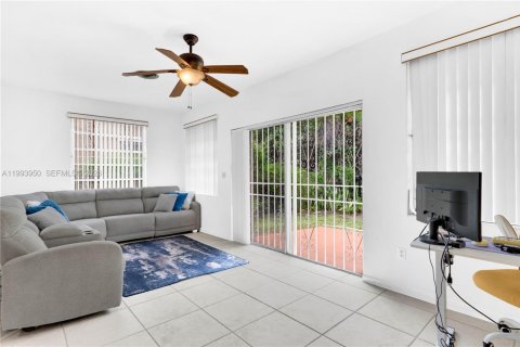 House in Miami, Florida 4 bedrooms, 137.68 sq.m. № 2055900 - photo 16