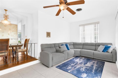 House in Miami, Florida 4 bedrooms, 137.68 sq.m. № 2055900 - photo 15