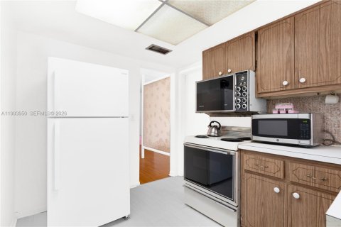 House in Miami, Florida 4 bedrooms, 137.68 sq.m. № 2055900 - photo 12