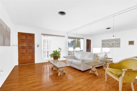 House in Miami, Florida 4 bedrooms, 137.68 sq.m. № 2055900 - photo 6