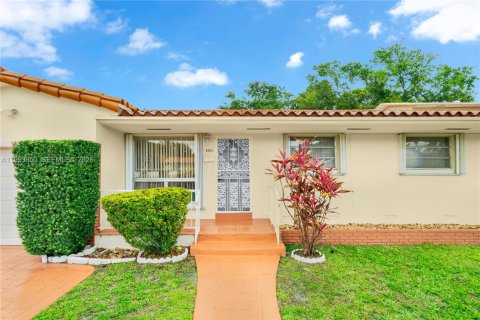 House in Miami, Florida 4 bedrooms, 137.68 sq.m. № 2055900 - photo 2