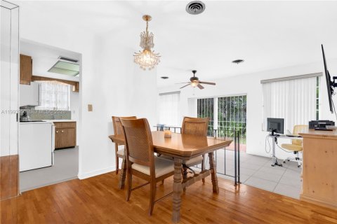 House in Miami, Florida 4 bedrooms, 137.68 sq.m. № 2055900 - photo 9