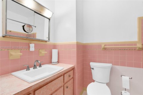 House in Miami, Florida 4 bedrooms, 137.68 sq.m. № 2055900 - photo 23