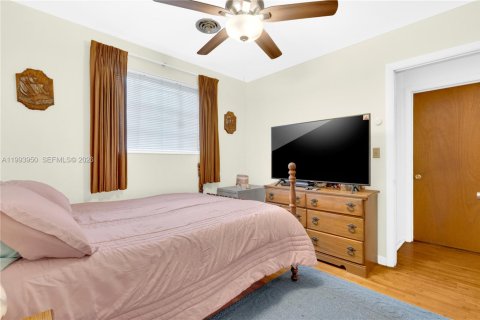 House in Miami, Florida 4 bedrooms, 137.68 sq.m. № 2055900 - photo 25