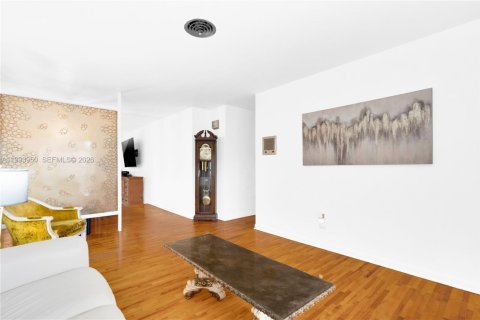 House in Miami, Florida 4 bedrooms, 137.68 sq.m. № 2055900 - photo 8