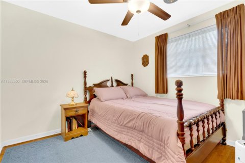 House in Miami, Florida 4 bedrooms, 137.68 sq.m. № 2055900 - photo 26