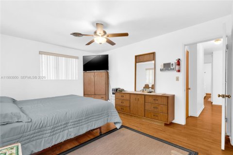 House in Miami, Florida 4 bedrooms, 137.68 sq.m. № 2055900 - photo 21