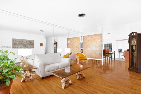 House in Miami, Florida 4 bedrooms, 137.68 sq.m. № 2055900 - photo 5