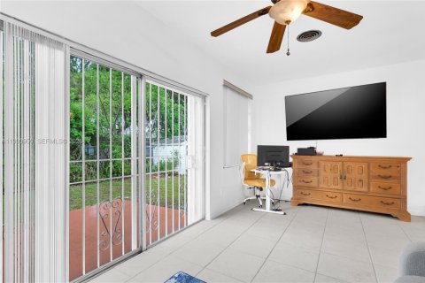 House in Miami, Florida 4 bedrooms, 137.68 sq.m. № 2055900 - photo 18