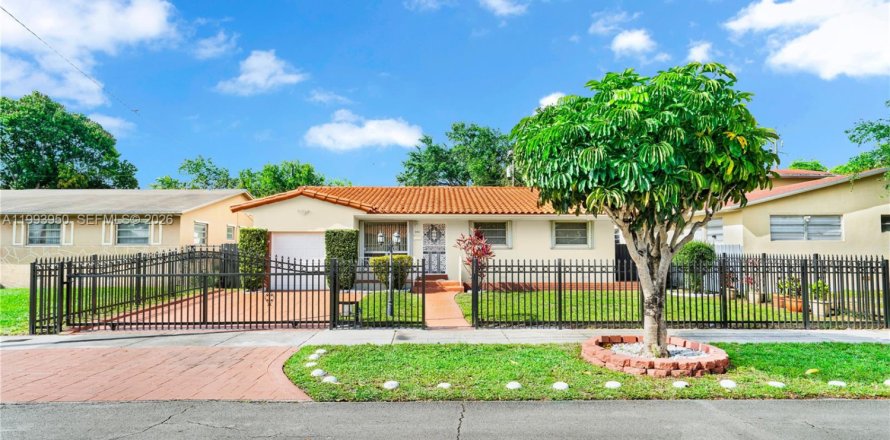 House in Miami, Florida 4 bedrooms, 137.68 sq.m. № 2055900