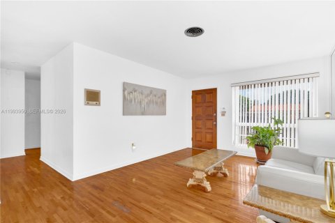 House in Miami, Florida 4 bedrooms, 137.68 sq.m. № 2055900 - photo 7