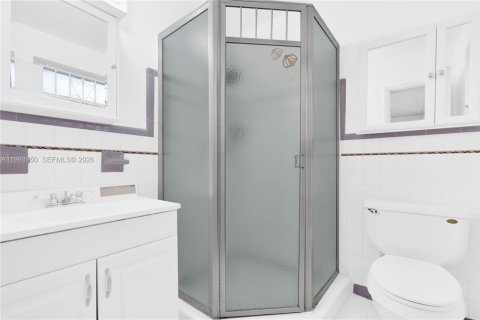 House in Miami, Florida 4 bedrooms, 137.68 sq.m. № 2055900 - photo 20