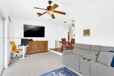 House in Miami, Florida 4 bedrooms, 137.68 sq.m. № 2055900 - photo 14