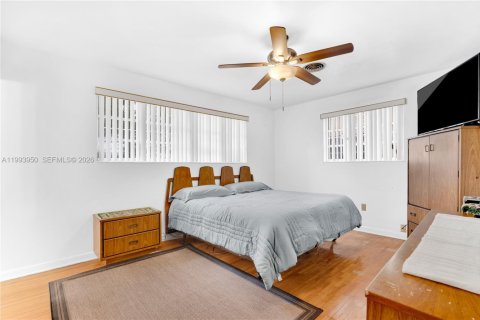 House in Miami, Florida 4 bedrooms, 137.68 sq.m. № 2055900 - photo 19