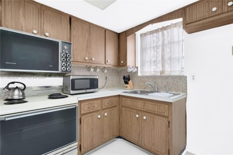 House in Miami, Florida 4 bedrooms, 137.68 sq.m. № 2055900 - photo 11