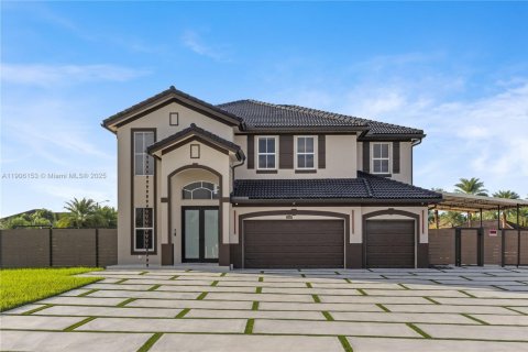 Villa ou maison à vendre à Miami, Floride: 5 chambres, 372.26 m2 № 1956861 - photo 1