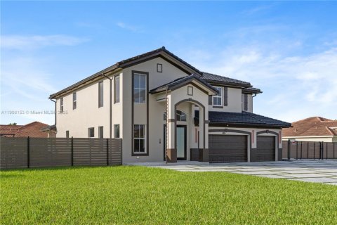 Villa ou maison à vendre à Miami, Floride: 5 chambres, 372.26 m2 № 1956861 - photo 2