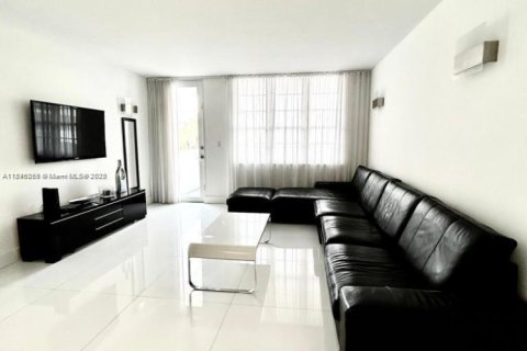 Copropriété à louer à Miami Beach, Floride: 1 chambre, 78.97 m2 № 1715309 - photo 2