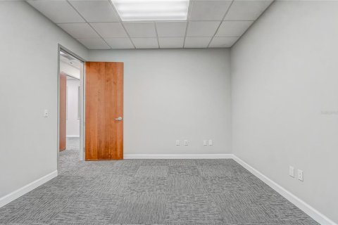 Propiedad comercial en alquiler en Orlando, Florida, 289.02 m2 № 1736495 - foto 9