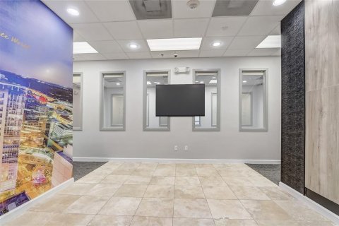 Propiedad comercial en alquiler en Orlando, Florida, 289.02 m2 № 1736495 - foto 3