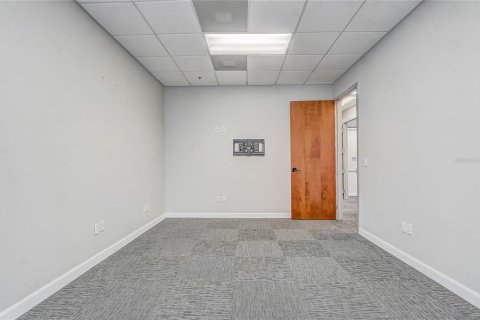 Propiedad comercial en alquiler en Orlando, Florida, 289.02 m2 № 1736495 - foto 11
