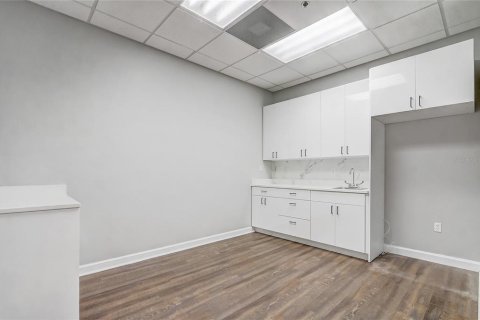 Propiedad comercial en alquiler en Orlando, Florida, 289.02 m2 № 1736495 - foto 6