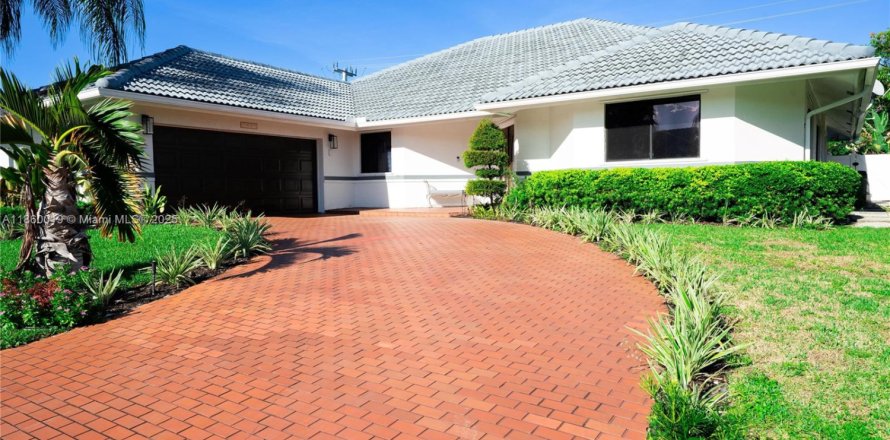 House in Lauderhill, Florida 4 bedrooms, 256.87 sq.m. № 1889524