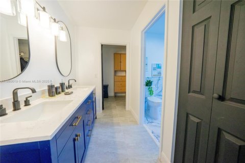 House in Lauderhill, Florida 4 bedrooms, 256.87 sq.m. № 1889524 - photo 25