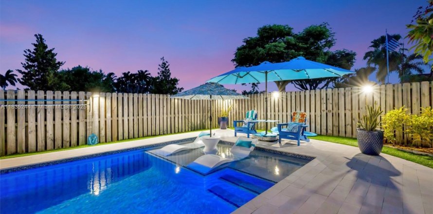 House in Fort Lauderdale, Florida 3 bedrooms, 115.94 sq.m. № 1821787
