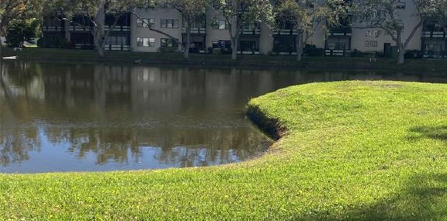 Condo in Saint Petersburg, Florida, 2 bedrooms № 1582062