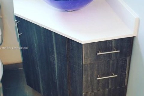 Condo in Miami Beach, Florida, 1 bedroom  № 2050990 - photo 12