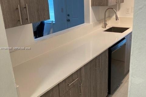 Condo in Miami Beach, Florida, 1 bedroom  № 2050990 - photo 3