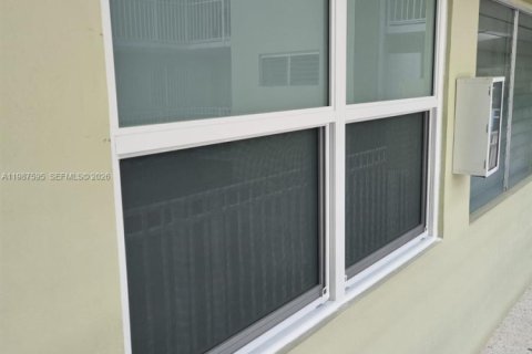 Condo in Miami Beach, Florida, 1 bedroom  № 2050990 - photo 20