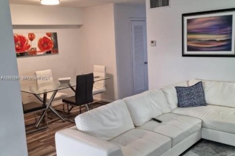Condo in Miami Beach, Florida, 1 bedroom  № 2050990 - photo 7