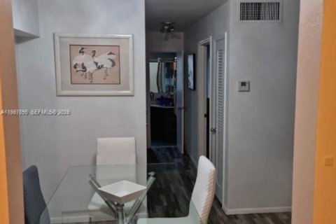Condo in Miami Beach, Florida, 1 bedroom  № 2050990 - photo 5