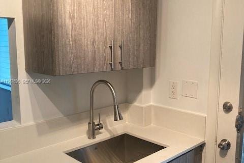 Condo in Miami Beach, Florida, 1 bedroom  № 2050990 - photo 4