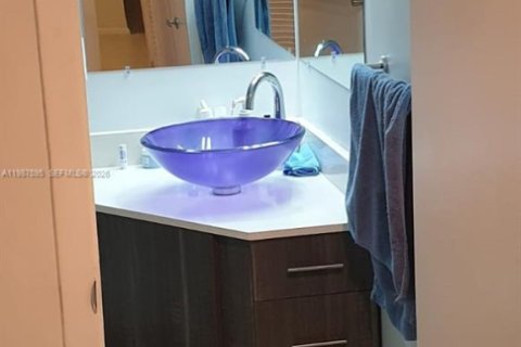 Condo in Miami Beach, Florida, 1 bedroom  № 2050990 - photo 10