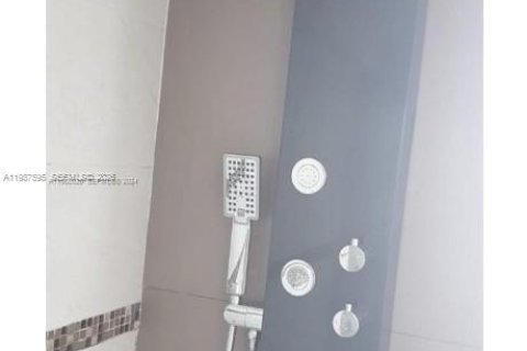 Condo in Miami Beach, Florida, 1 bedroom  № 2050990 - photo 13