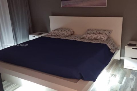 Condo in Miami Beach, Florida, 1 bedroom  № 2050990 - photo 17